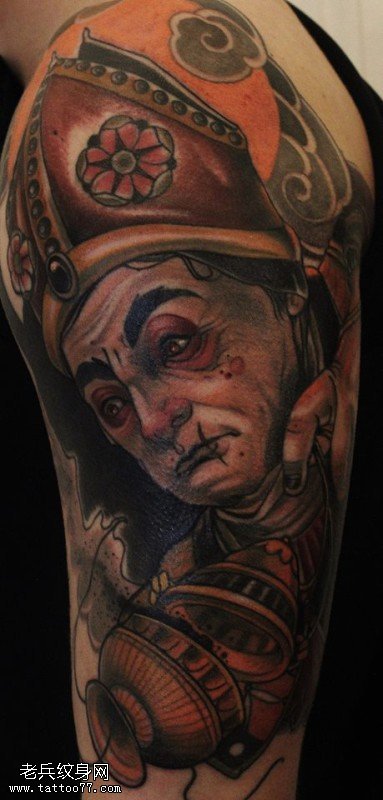 肩膀的西域人纹身图案