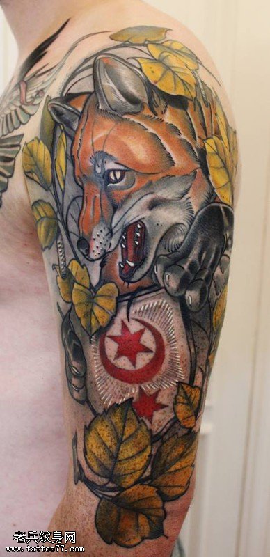 肩膀的狼纹身图案