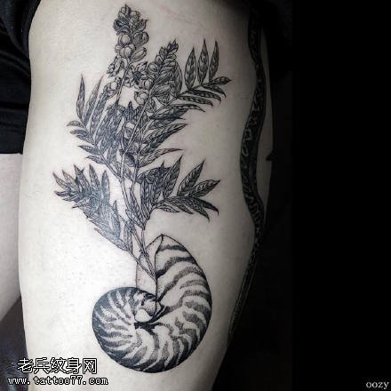 大腿上的植物纹身图案