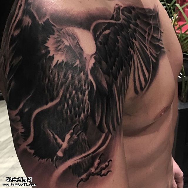 肩部的大雄鹰纹身图案