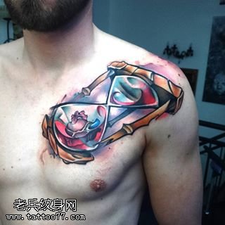 胸膛上彩绘的沙漏纹身图案