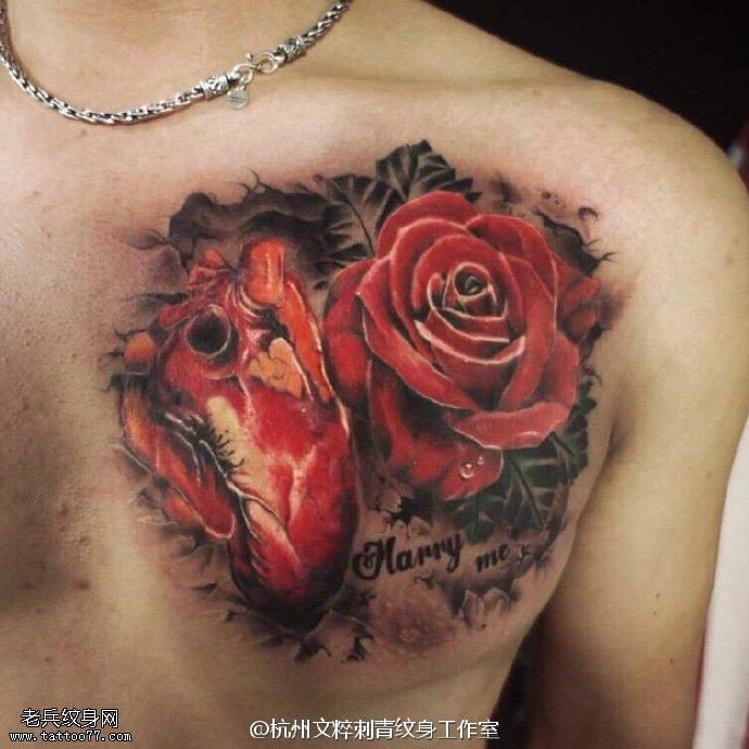 肩部的心脏玫瑰纹身图案
