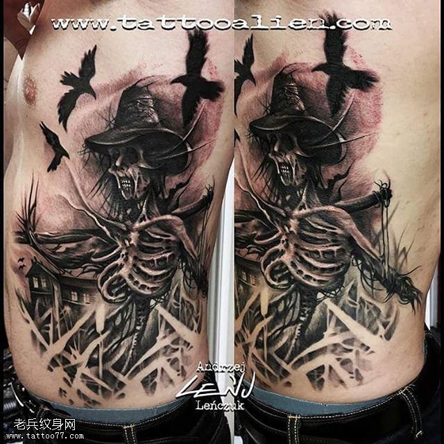 腹部的骨架纹身图案