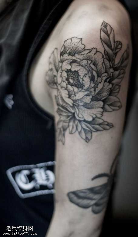 胳膊黑灰牡丹花纹身图案