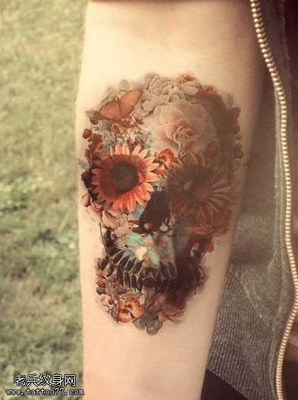 腿部花朵组合的骷髅头纹身图案