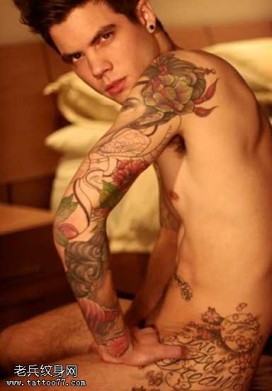 欧美男人裸身纹身图案