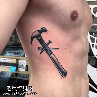 侧腹的钉子锤子纹身图案