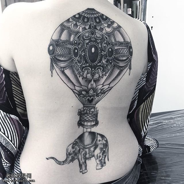 背部黑灰热气球纹身图案