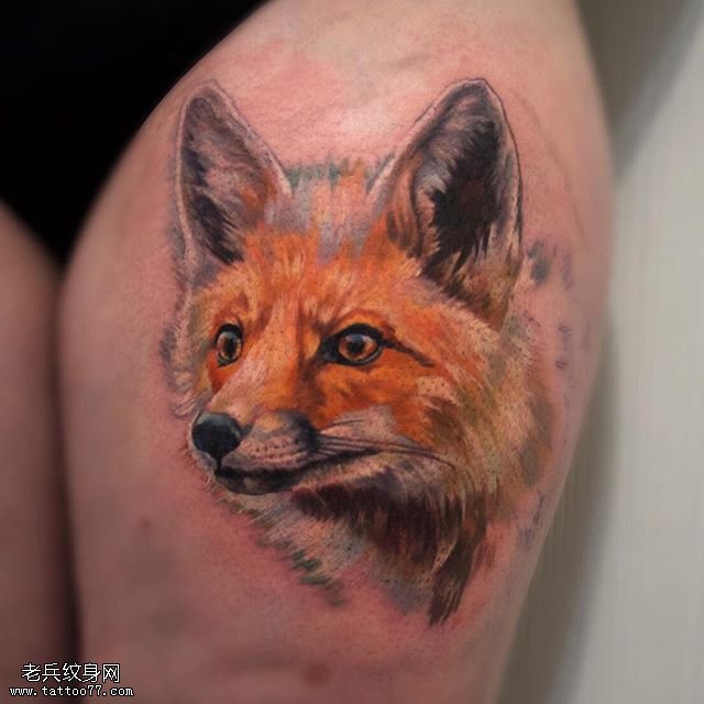 大腿上彩绘的狗狗纹身图案