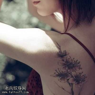 后背梅花纹身图案