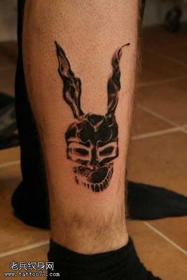 腿部时尚的兔子纹身图案