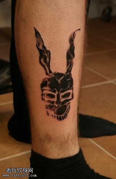 腿部时尚的兔骷髅纹身图案