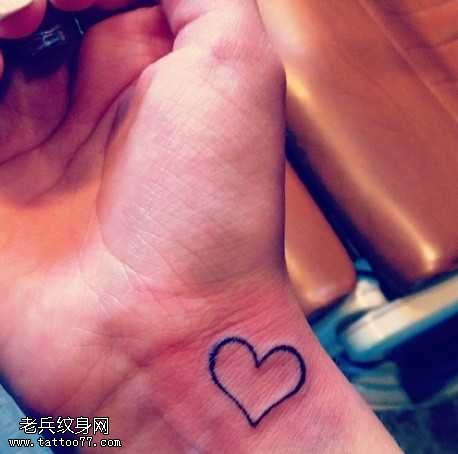 手腕爱心图腾纹身图案
