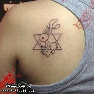 肩部五角星中的兔子纹身图案