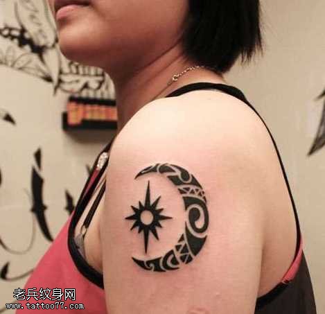 手臂月亮图腾纹身图案