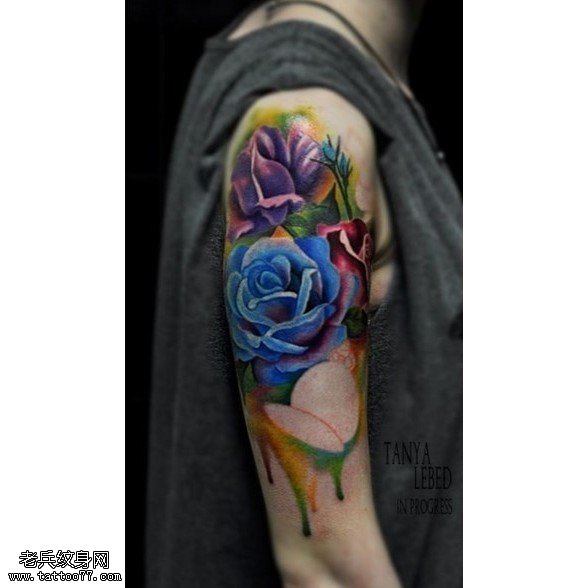 胳膊上水墨的玫瑰纹身图案