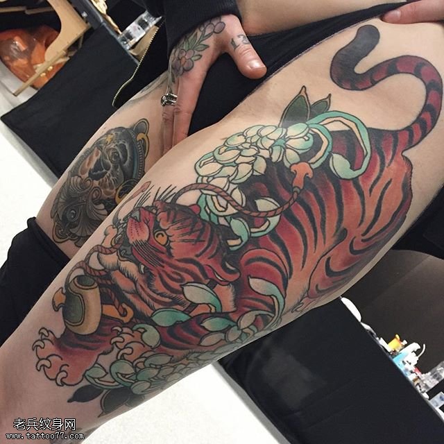 大腿部的下山虎纹身图案
