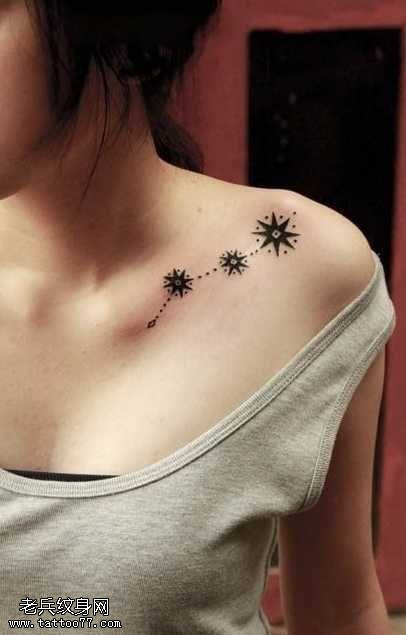肩部漂亮的雪花纹身图案