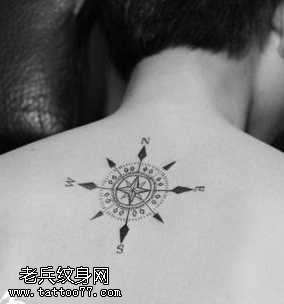 背部漂亮小巧的指南针纹身图案