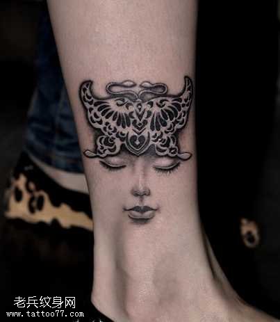 腿部精美的纹身图案