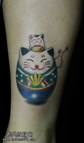 不倒翁猫形花纹身图案