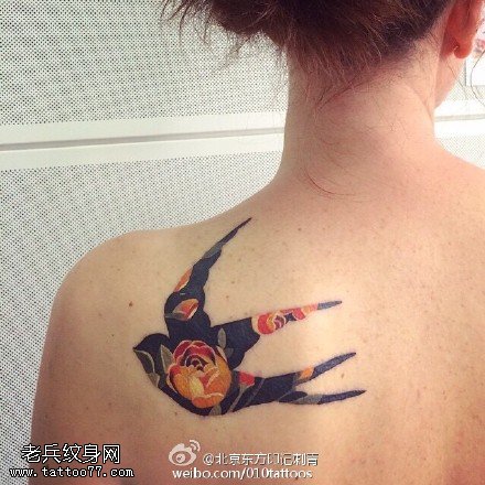背部彩绘小燕子纹身图案