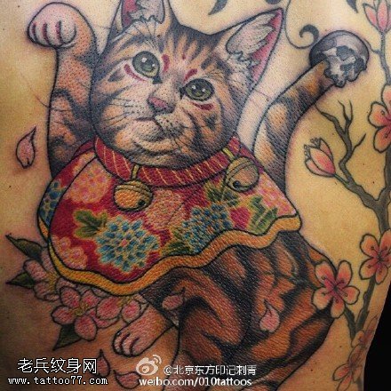 背部的招财猫纹身图案