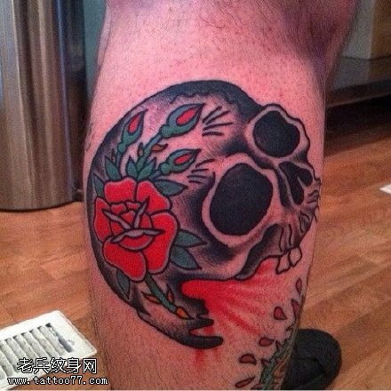 小腿上的骷髅花卉纹身图案