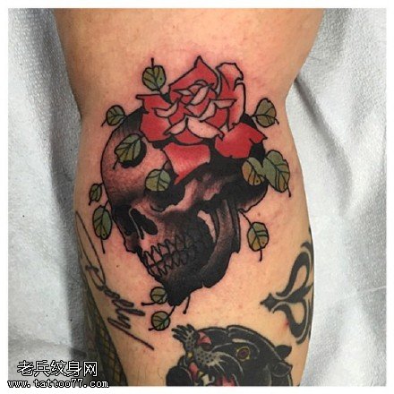 腿弯的骷髅玫瑰纹身图案