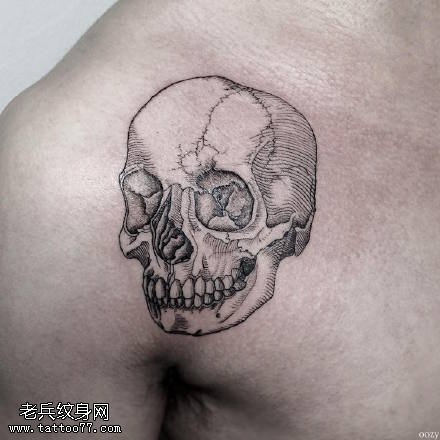 肩膀点刺骷髅纹身图案
