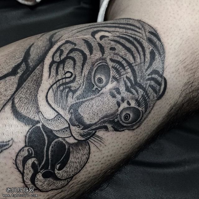 腿部点刺的老虎纹身图案