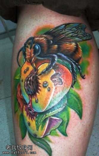 腿部花丛蜜蜂纹身图案