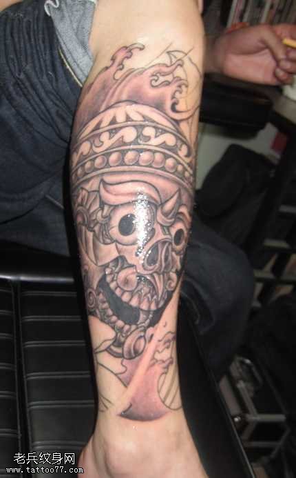 腿部鬼形纹身图案