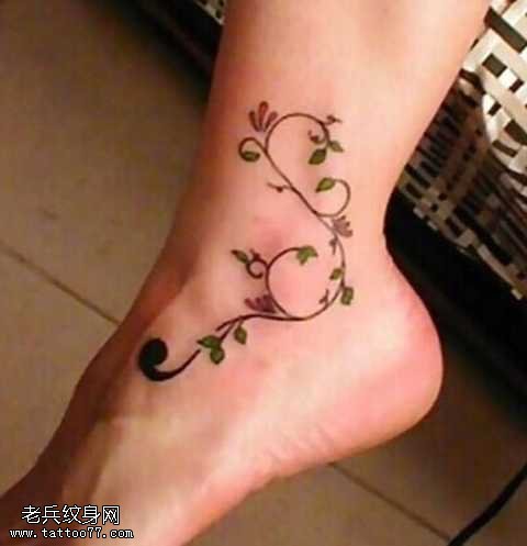 脚部一款漂亮的花藤纹身图案