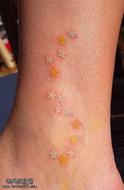 脚部简约星星纹身图案