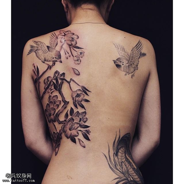 背部经典水墨花鸟纹身图案