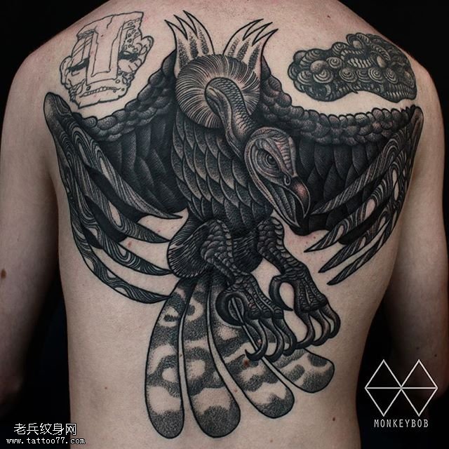 背部的秃鹰纹身图案