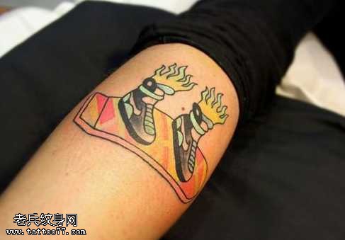 腿部会飞的鞋子纹身图案