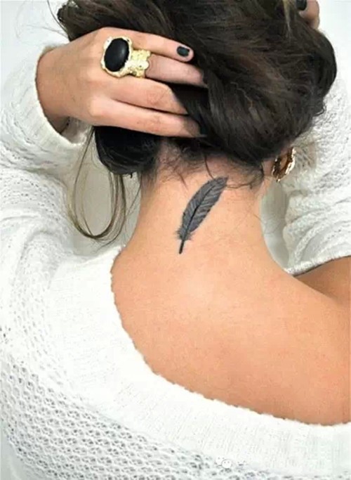 清新自然的羽毛纹身