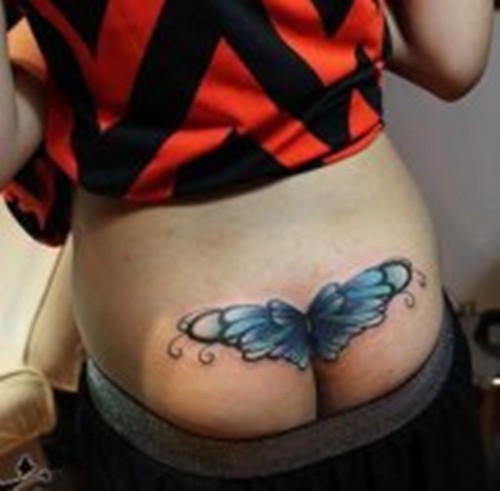 纹身美女的翘臀诱惑