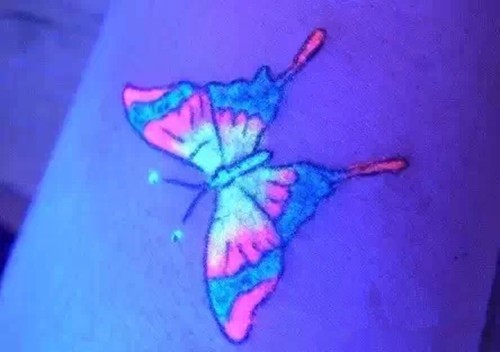 闪闪发亮的荧光纹身