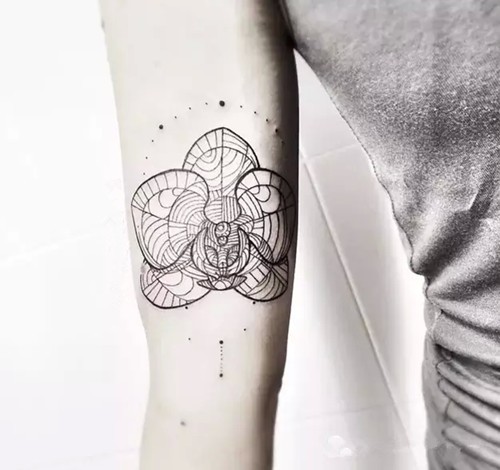 漂亮独特的线条纹身