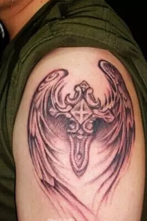 别样的时尚   十字架纹身