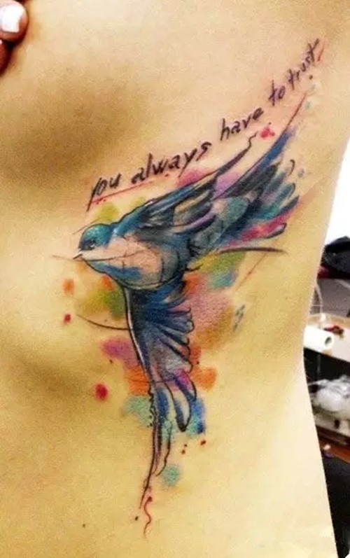 侧腰部各色小鸟纹身欣赏