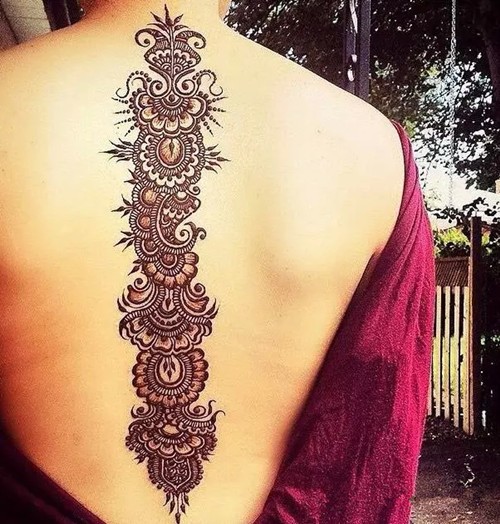 美女个性后背纹身