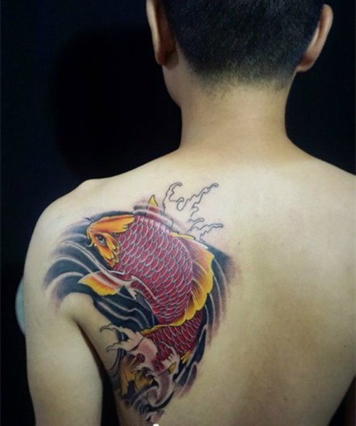 手臂  肩部彩色鲤鱼纹身