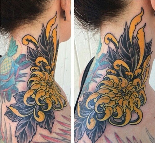 浓墨重彩的颈部纹身