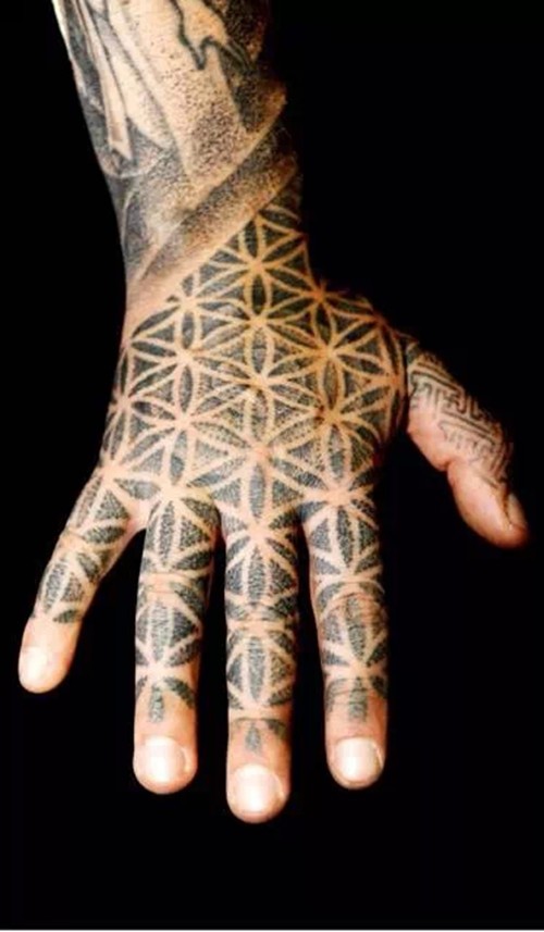 个性点刺几何纹身