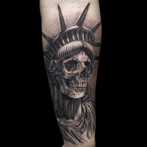 惊悚的半面半骷髅纹身