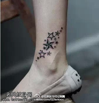 脚腕上的一片星星纹身图案